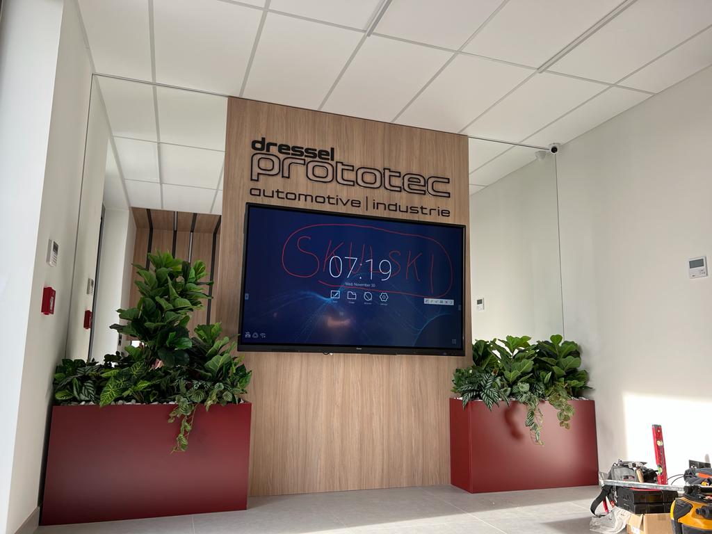 Realizacja SKULSKI — instalacja monitora i kamery w recepcji