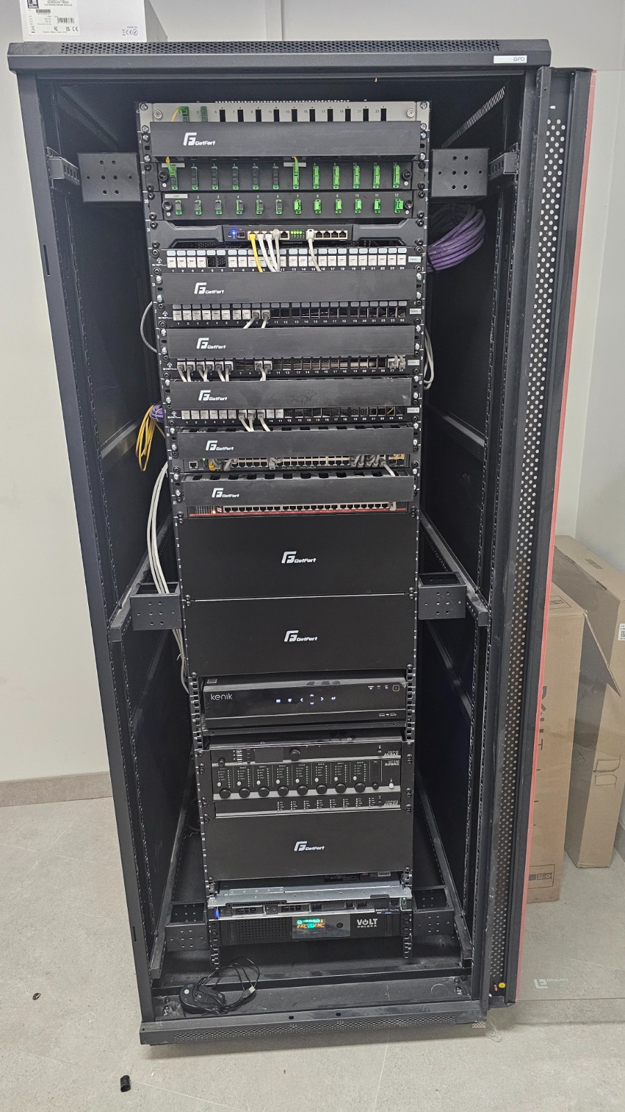 Realizacja SKULSKI — kompletna szafa RACK z systemami AV i sieciowymi