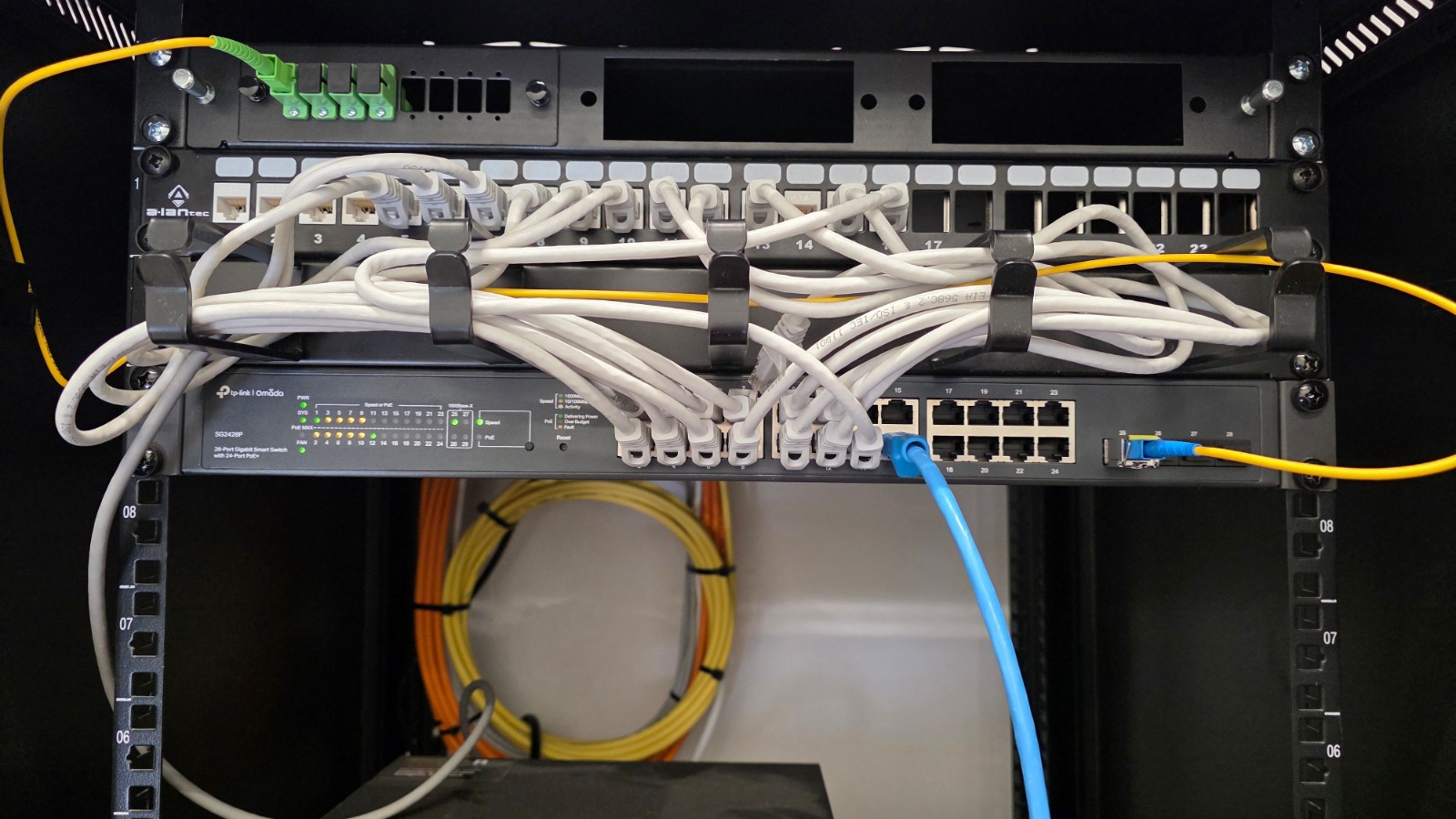 Realizacja SKULSKI — okablowanie strukturalne i switch PoE w szafie RACK
