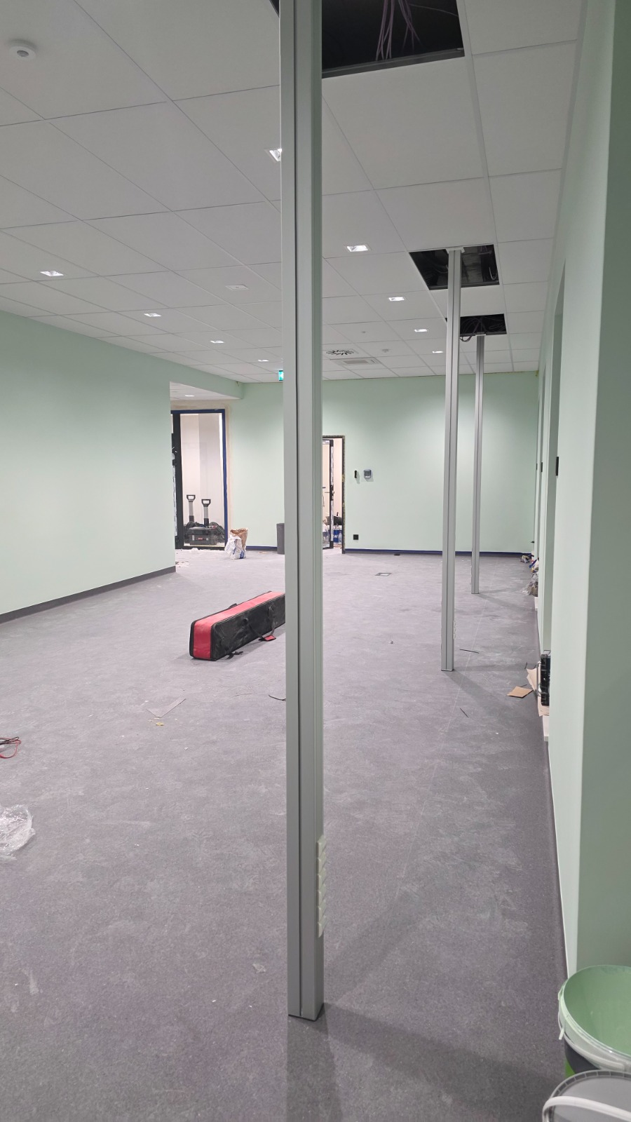 Realizacja SKULSKI — instalacje w pomieszczeniach biurowych