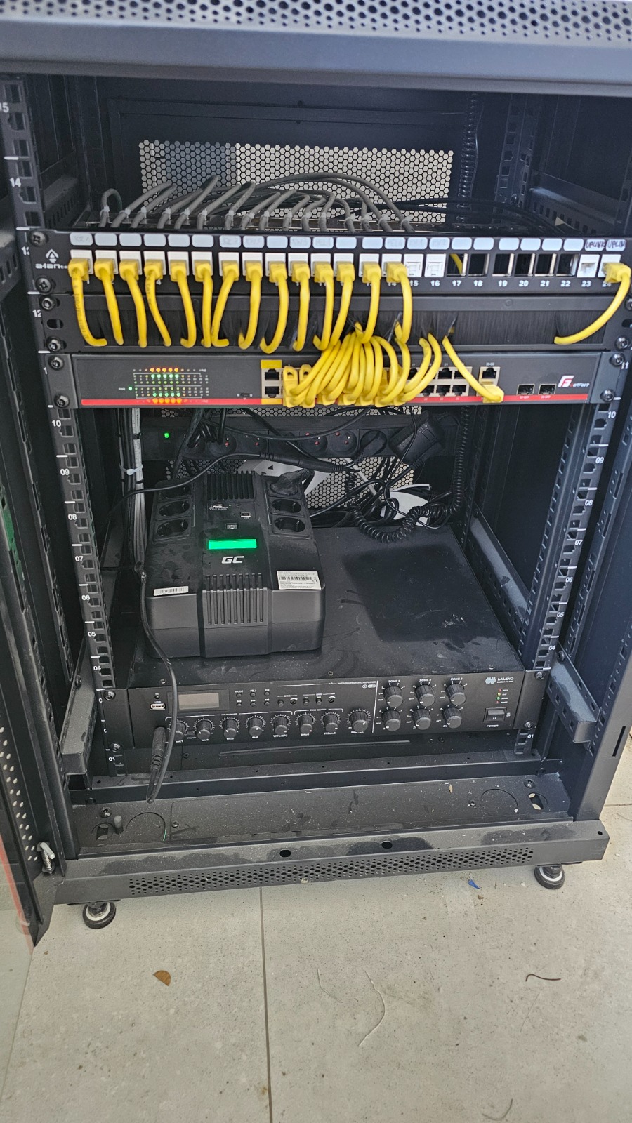 Realizacja SKULSKI — szafa RACK z UPS i wzmacniaczem audio